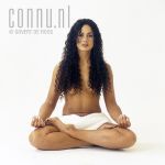 15-10-1999 Chimene van Oosterhout in studio Amsterdam Photo: Govert de Roos/Connu

[keywords]liggend, boek, glimlachend[/keywords]